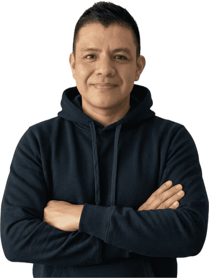 Israel Castro, contador público, con los brazos cruzados